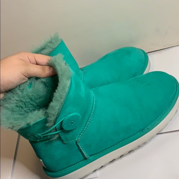 UGGS - Picture 2 of 5